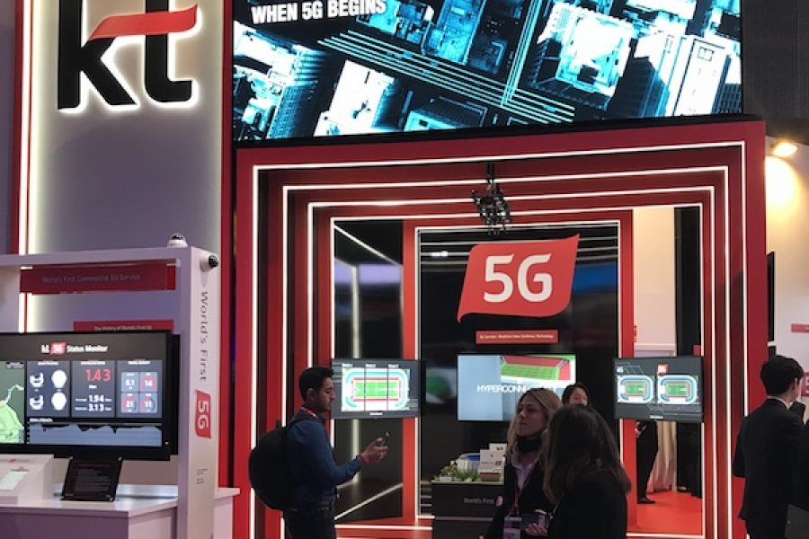KT launches 5G mobile network service on Seoul bus
